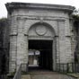 L’ensemble des fortifications, formé de la citadelle, renommée en 1999 Citadelle Général-Georges-Bergé, s’élève au nord de l’Adour, sur une colline dominant le quartier Saint-Esprit. Il s’agit d’un ouvrage fortifié dessiné par Vauban en 1680 et construit 